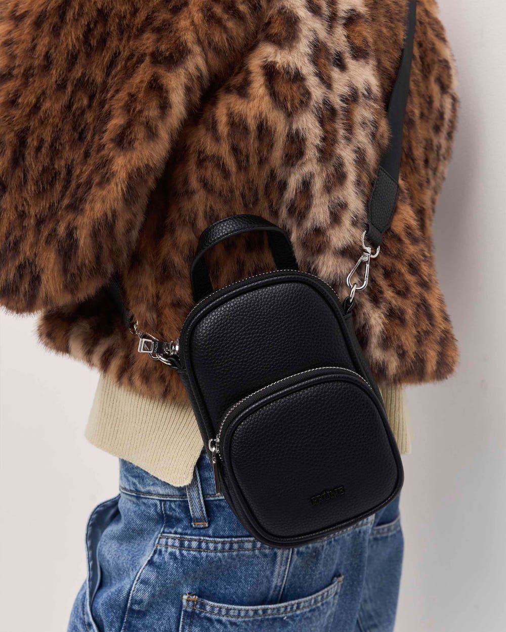 Porta celular Baby Donna en efecto cuero charol arrugado