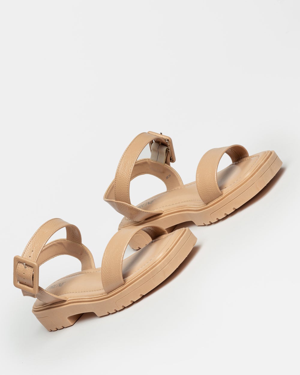 Sandalia baja Lis en efecto gloss