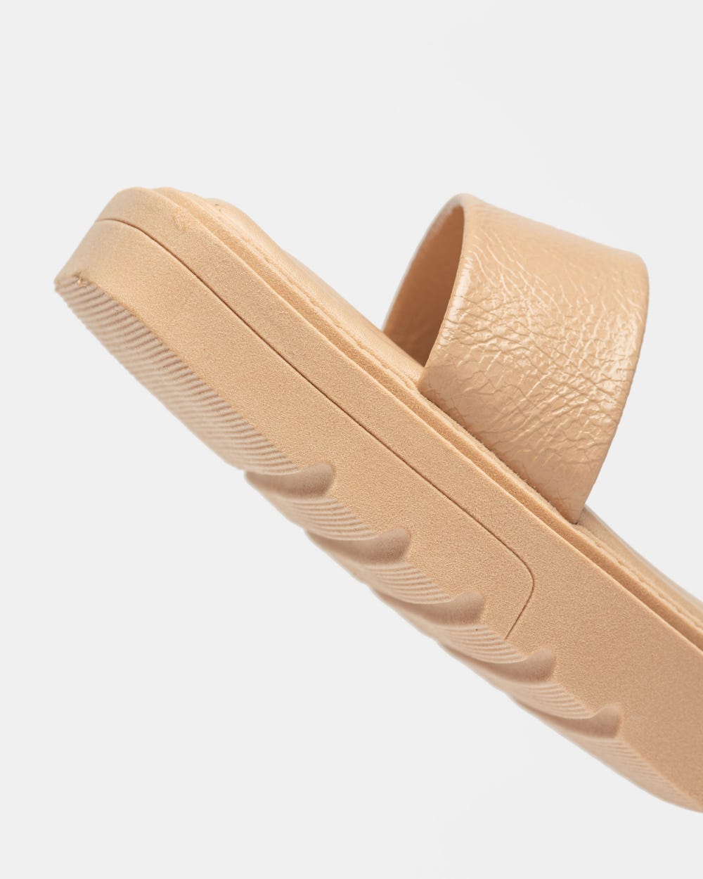 Sandalia baja Lis en efecto gloss