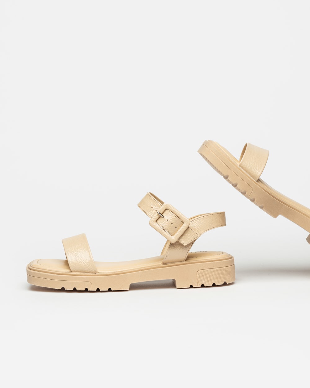 Sandalia baja Lis en efecto gloss