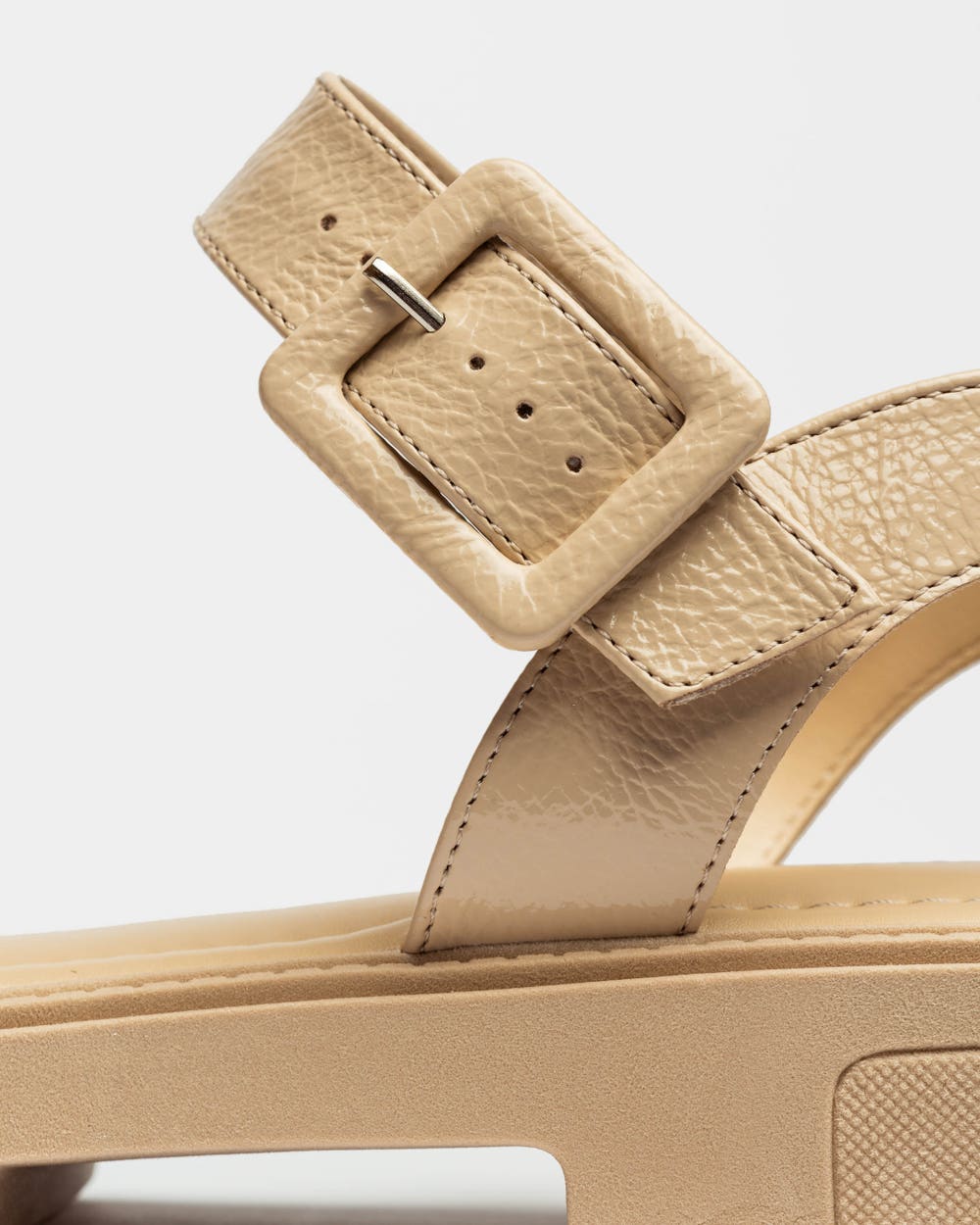 Sandalia baja Lis en efecto gloss