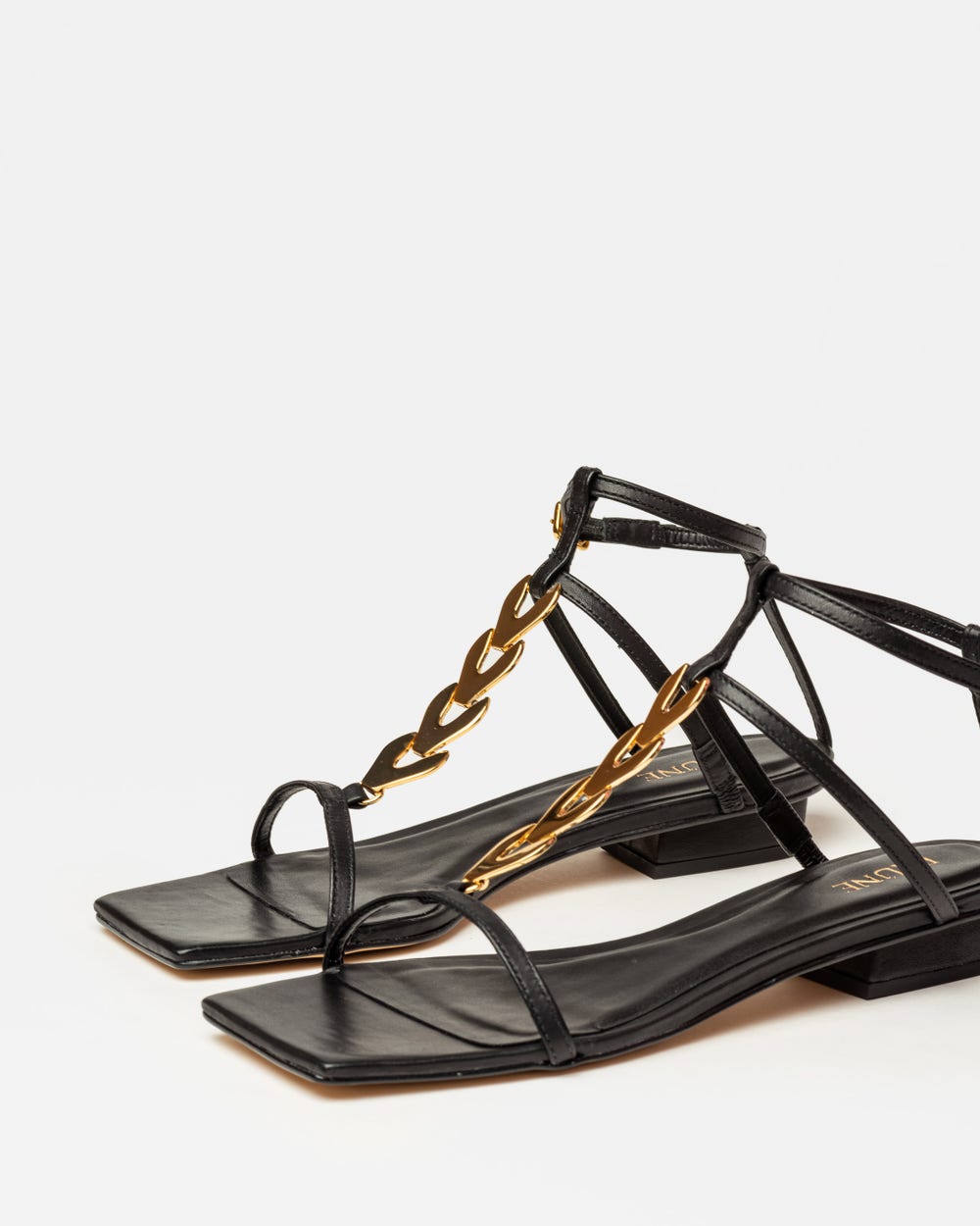 Sandalia baja Goldie en cuero liso