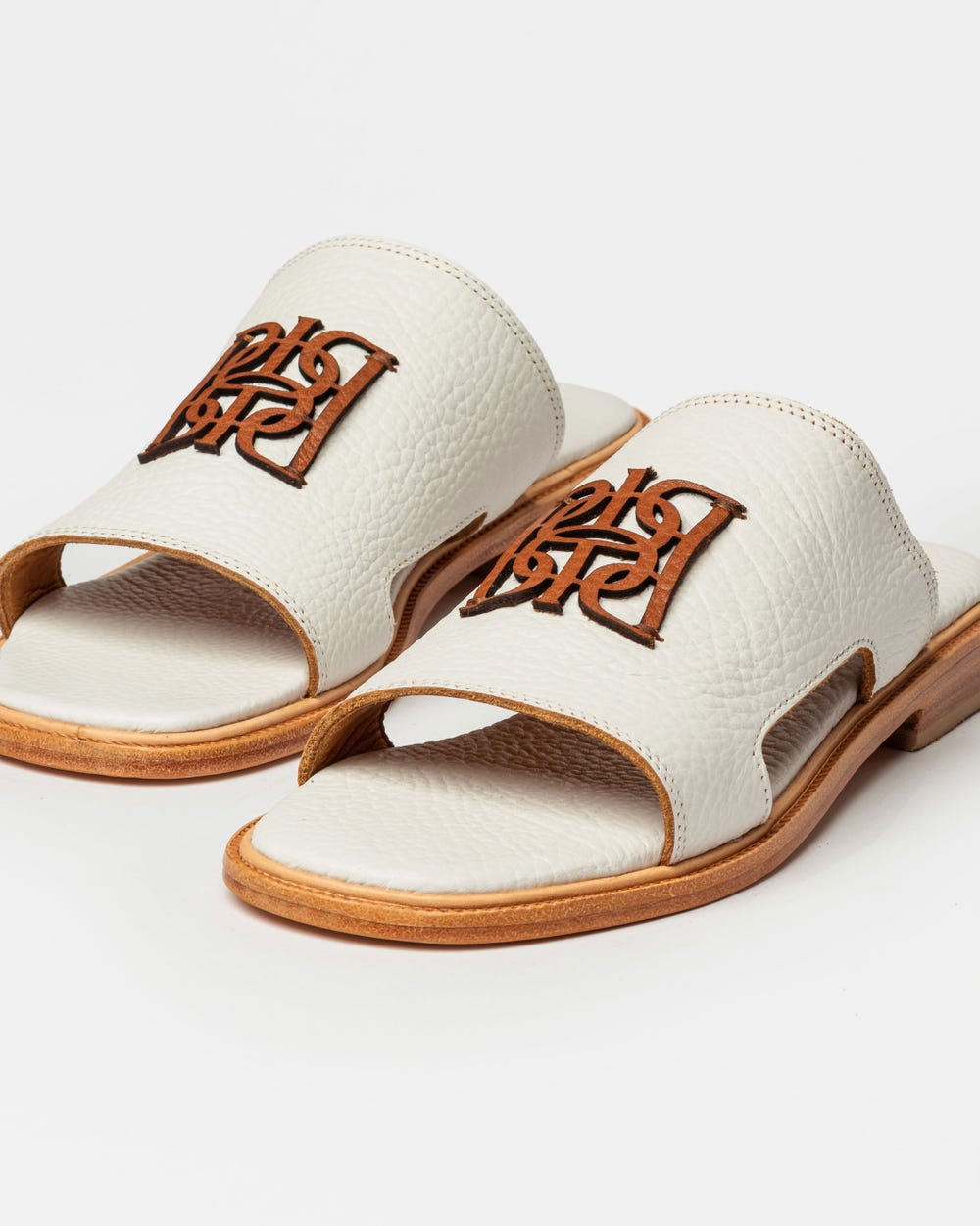 Flat Monogram en cuero graneado